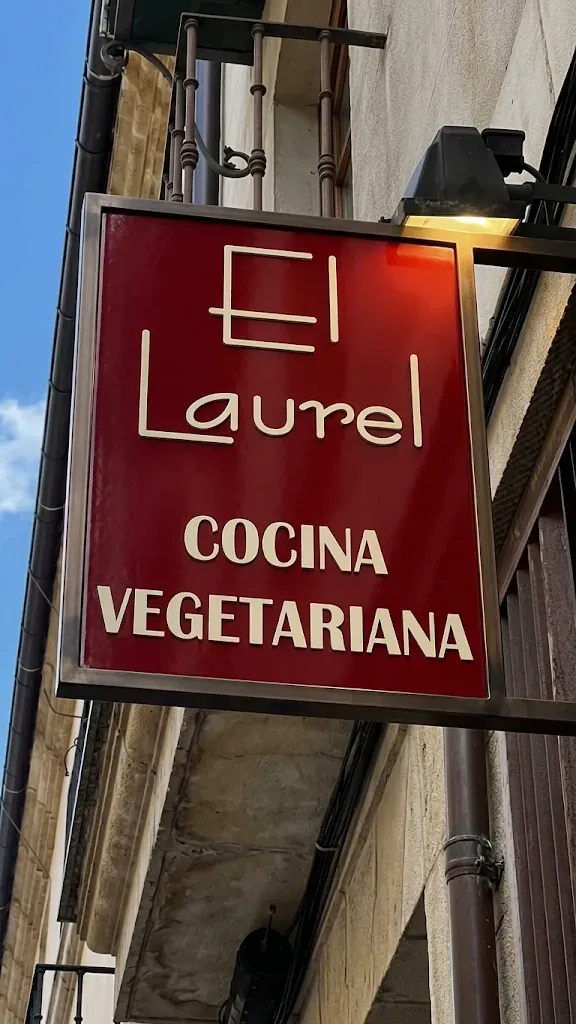 Cartel rojo de El Laurel, cocina vegetariana